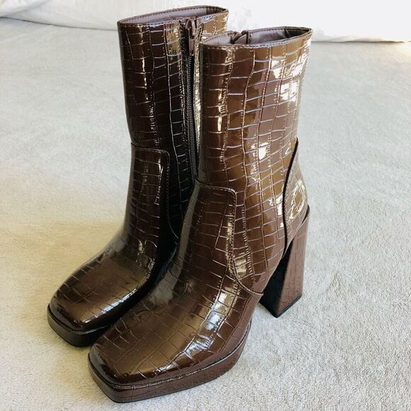 NWOT Forever21 Faux Alligator Print Platform Ankle Boots - Picture 1 of 16